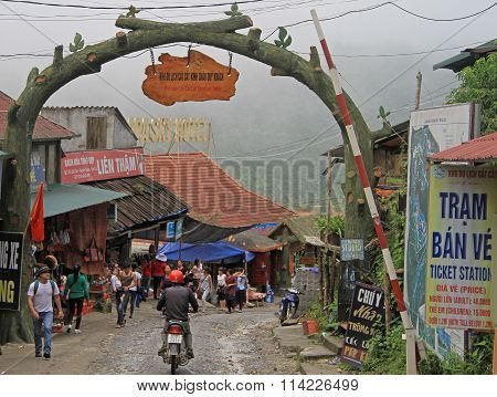 people are entering in and leaving out CatCat tourism area