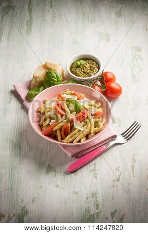 pasta with pesto  tomato e parmesan cheese flake