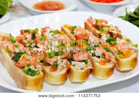 Old bread slices steamed with meat and shrimp