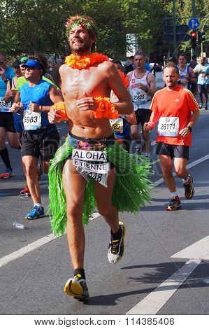 runner with Hawaiian costume at Berlin Marathon
