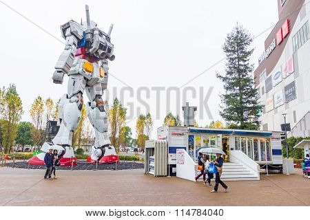 Statue of Gundam at DivercCity