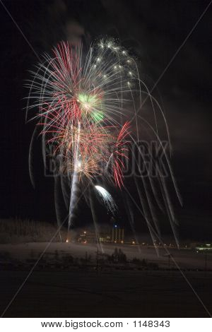Mångfärgade flera Fireworks eldklot på himlen