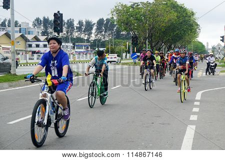 Labuan Malaysia - Jan 17, 2016:Unidentified riders cycling to participate Hari Wilayah fun