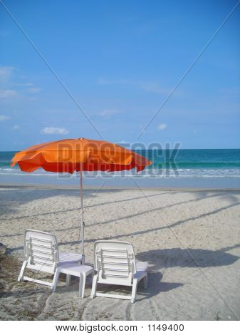 İki sandalye bakan Beach @ Bintan Endonezya