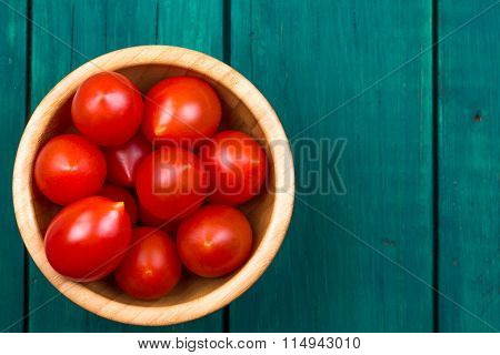 Tomatoes slivovidny in bulk and in a cup, on an