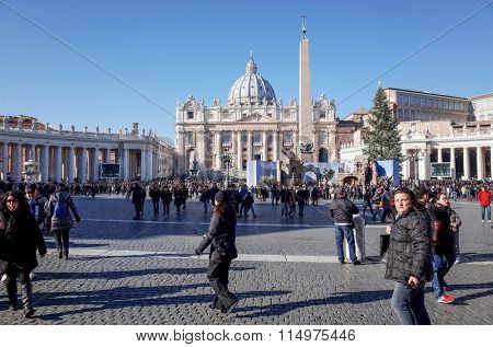 VATICAN CITY,VATICAN-January 6 : Tourists on foot Saint Peter's Square in Vatican on January 6, 2015.is the smallest internationally recognized independent state in the world, Jan 6, 2015 in, Vatican.
