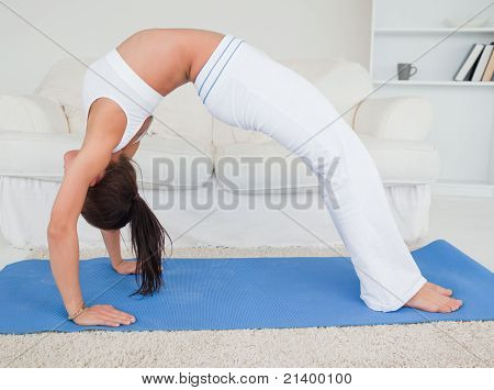 Athletic unge kvinde praktiserende Yoga