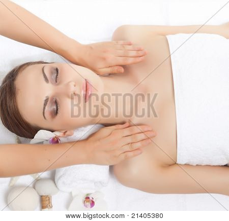 Spa Massage junge Frau auf weiß