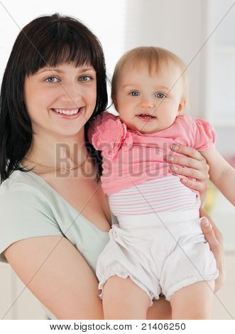Buona Loooking donna con il suo bambino In braccio stando in piedi