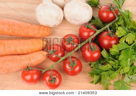 Ensalada zanahoria Musrooms tomate en tabla de cortar