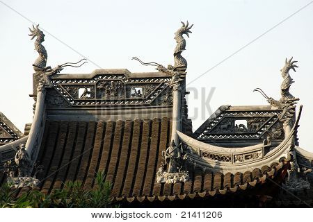 Dragon statue sul tetto a giardino Yu