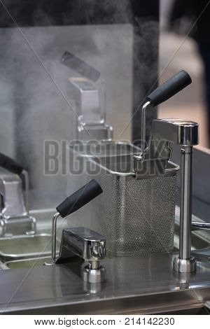 Deep frying surface for cooking in oil