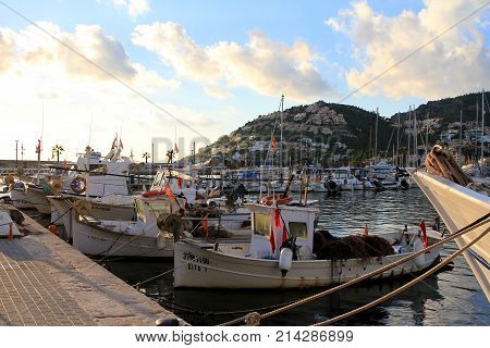 Boote am Steg von Port d'Andratx auf der Urlaubsinsel Mallorca in Spanien
