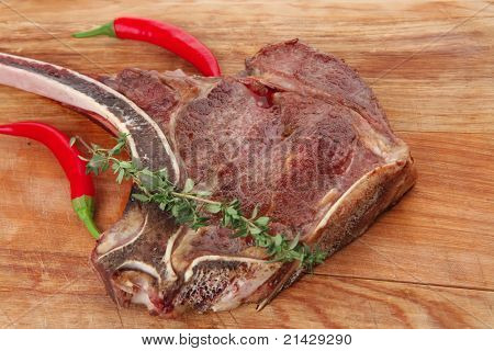 cibo di carne: arrosto rib su piastra di legno con timo isolato su sfondo bianco