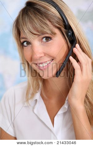 Portrait of smiling Teleagenten mit headset