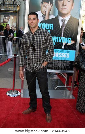 LOS ANGELES - JUN 30: Jesse Metcalfe přijíždí na premiéře 