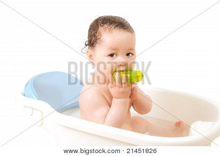 Baby genießt ein Bad