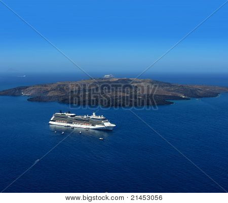 Lüks kruvazör Santorini Caldera içinde