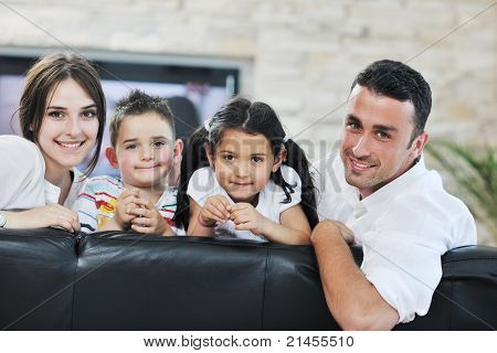 felice giovane famiglia relax e divertimento a indooor casa moderna