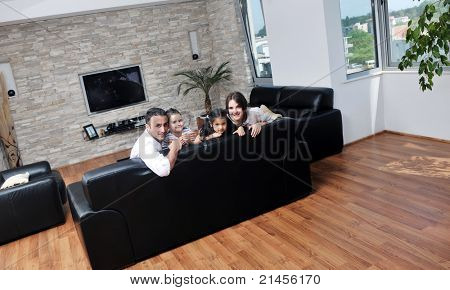 felice giovane famiglia relax e divertimento a indooor casa moderna
