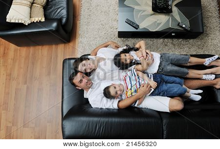 felice giovane famiglia relax e divertimento a indooor casa moderna