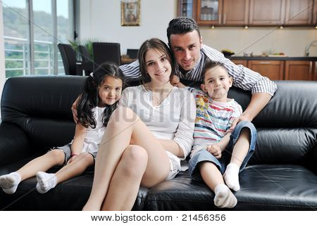 felice giovane famiglia relax e divertimento a indooor casa moderna
