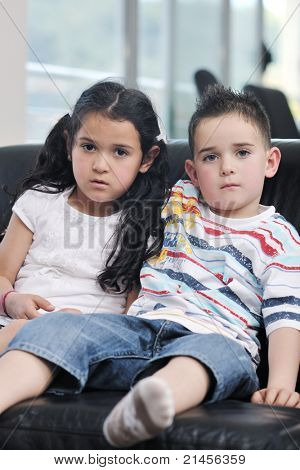 felice giovane famiglia relax e divertimento a indooor casa moderna