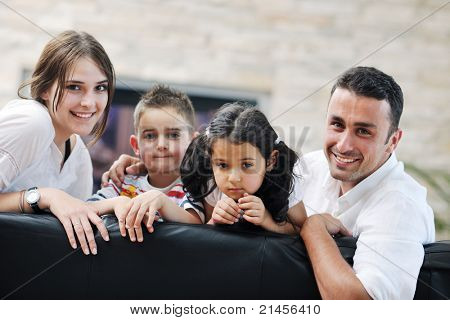 felice giovane famiglia relax e divertimento a indooor casa moderna