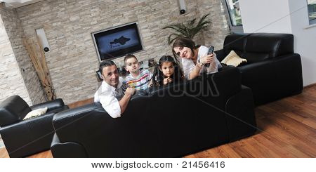 felice giovane famiglia relax e divertimento a indooor casa moderna