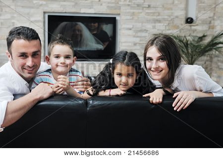 felice giovane famiglia relax e divertimento a indooor casa moderna