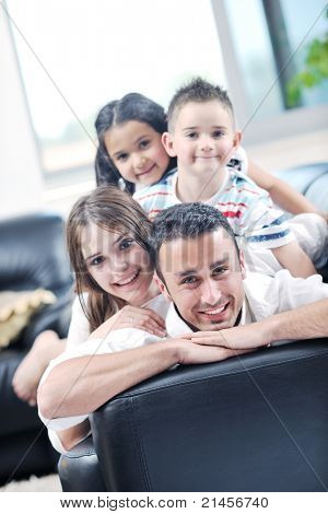felice giovane famiglia relax e divertimento a indooor casa moderna