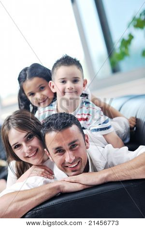 felice giovane famiglia relax e divertimento a indooor casa moderna