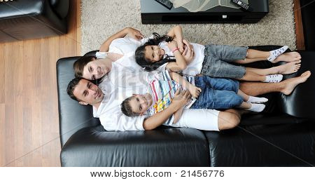 felice giovane famiglia relax e divertimento a indooor casa moderna
