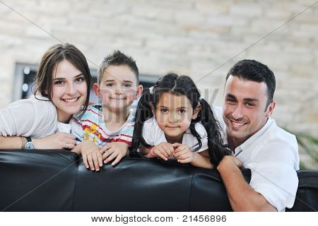 felice giovane famiglia relax e divertimento a indooor casa moderna