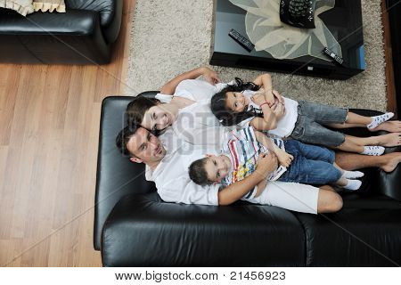 felice giovane famiglia relax e divertimento a indooor casa moderna