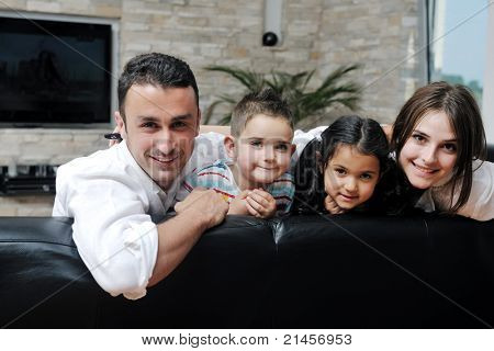 felice giovane famiglia relax e divertimento a indooor casa moderna