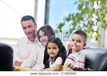 felice giovane famiglia relax e divertimento a indooor casa moderna