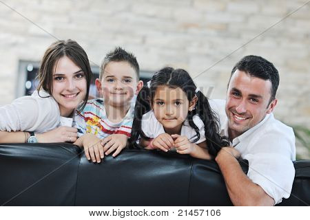 felice giovane famiglia relax e divertimento a indooor casa moderna