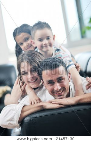 felice giovane famiglia relax e divertimento a indooor casa moderna