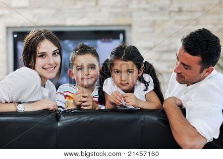 felice giovane famiglia relax e divertimento a indooor casa moderna