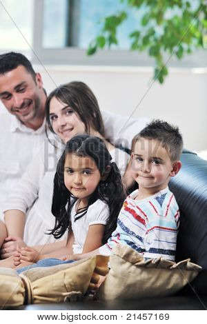 felice giovane famiglia relax e divertimento a indooor casa moderna