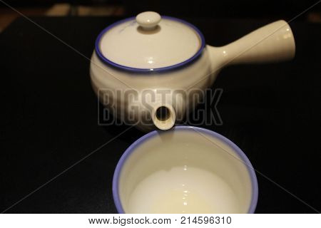 Foto di tipica teiera giapponese per il the verde