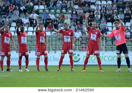 KAPOSVÁR, Maďarsko - 14. května: Szolnok hráči před Maďarský národní mistrovství fotbal - K