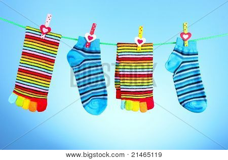 calcetines brillantes sobre un fondo azul