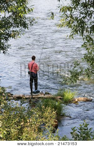 Mann-Fliegenfischen in creek