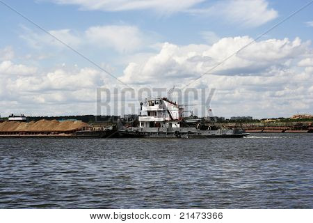 Sabbia chiatta sul fiume Volga di Dubna (Russia)