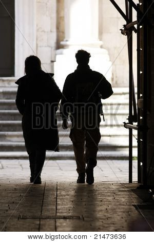 Silhouet van een paar op een straat (Dubrovnik, Kroatië)