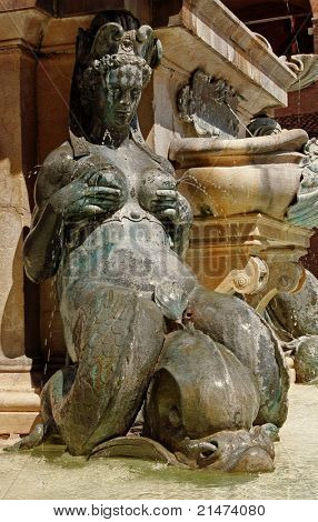 Stillende Mermaid, Neptun-Brunnen, Piazza Maggiore, Bologna. Skulptur von Giambologna (Jean Boulogn
