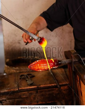 Sklářských tvořící část dekorativního skla. (Murano, Itálie)