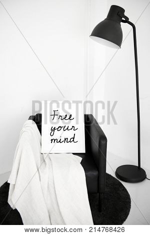 Picture frame with the phrase "Free your mind"&nbsp;
